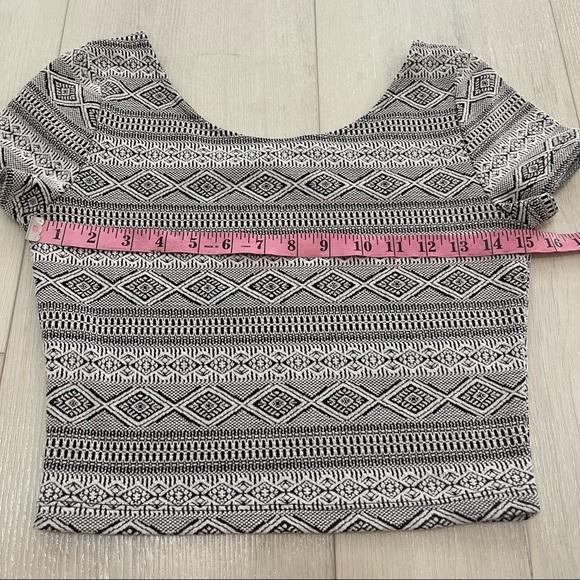 Divided Black and White Short Sleeve Jacquard Crop Top Size Small - Picture 3 of 7